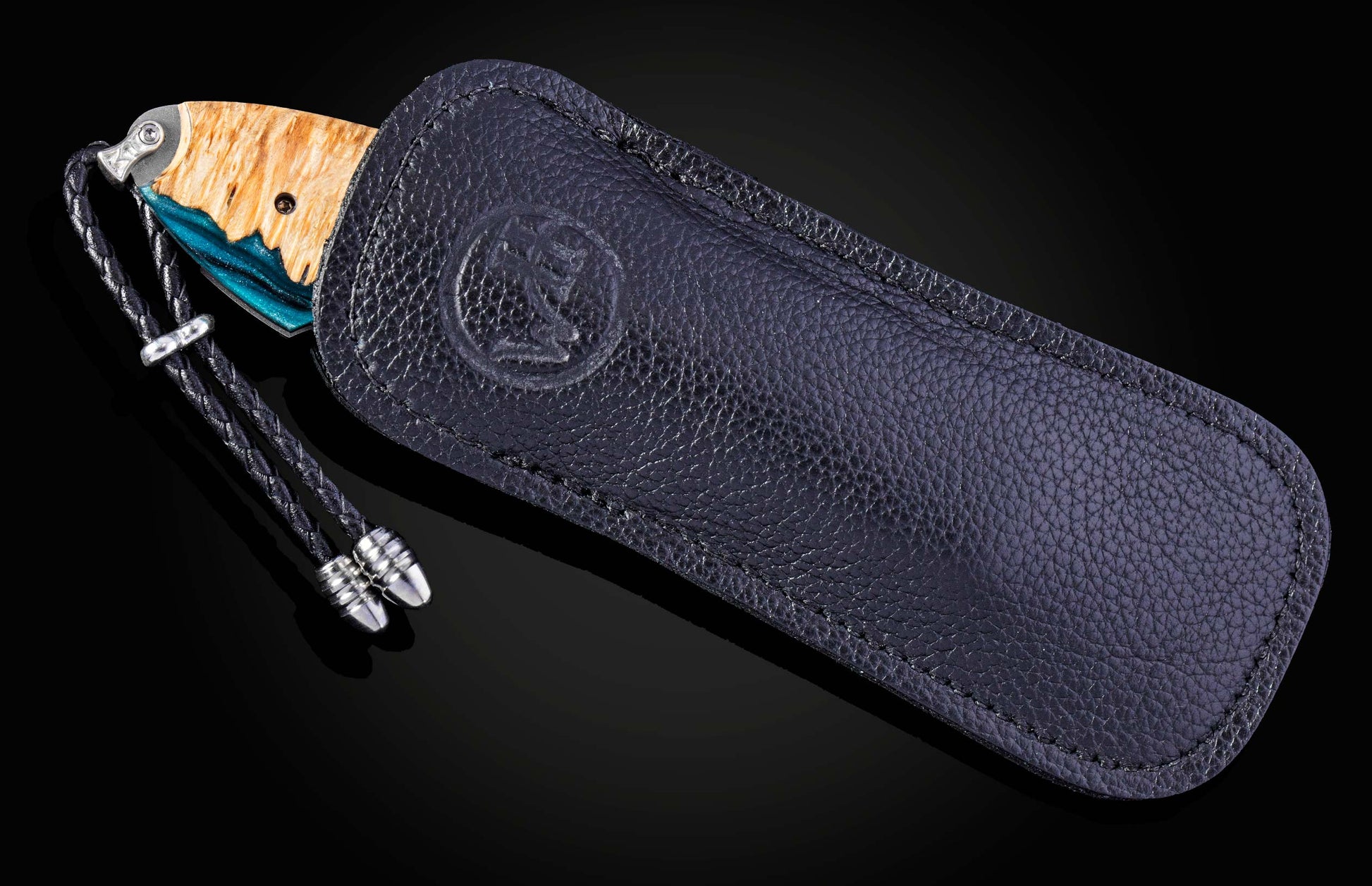 William Henry knife with a damascus steel blade and shockwood handle on a black background