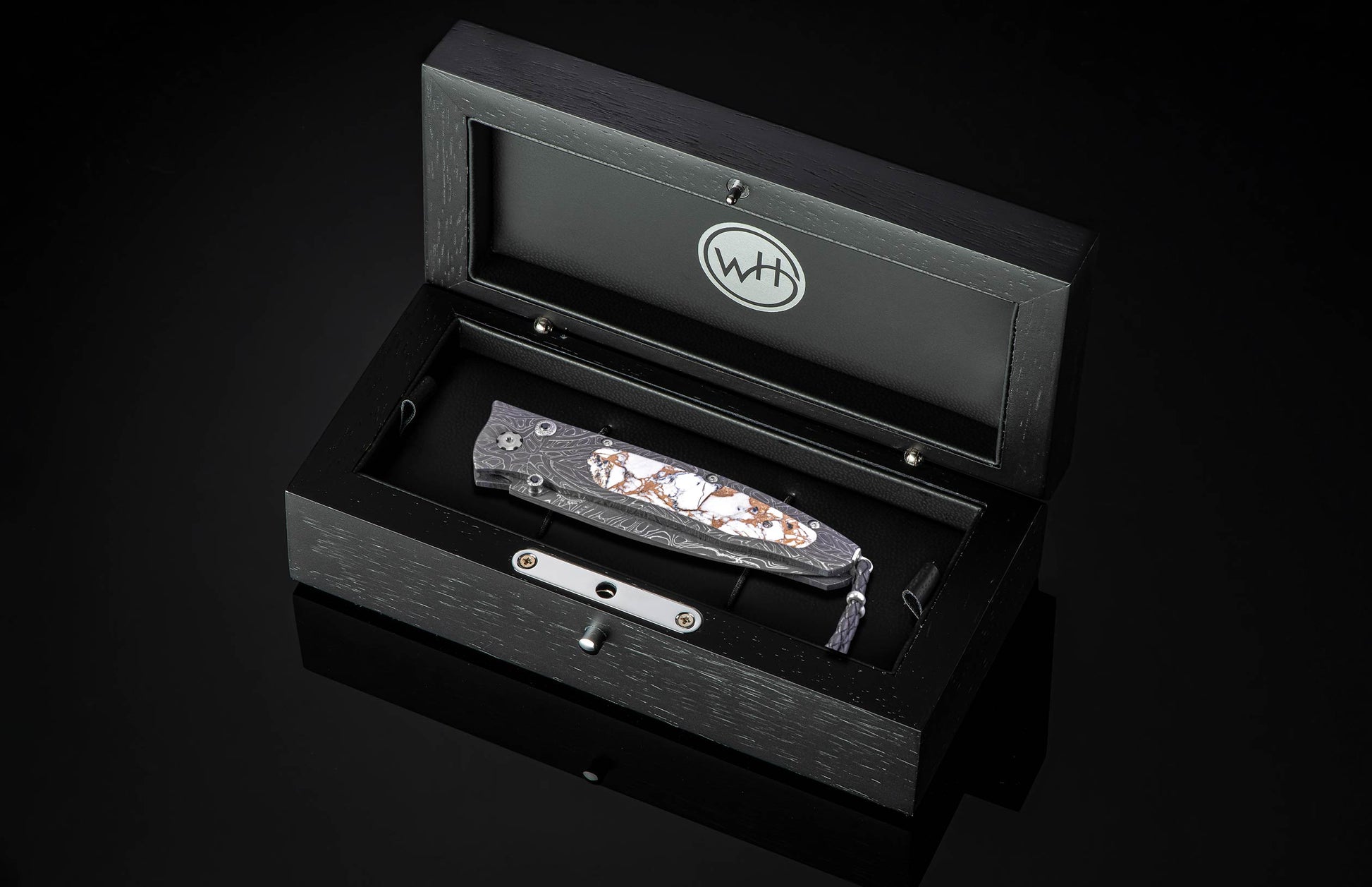 William Henry folding knife with damascus steel and white turquoise in bornze.