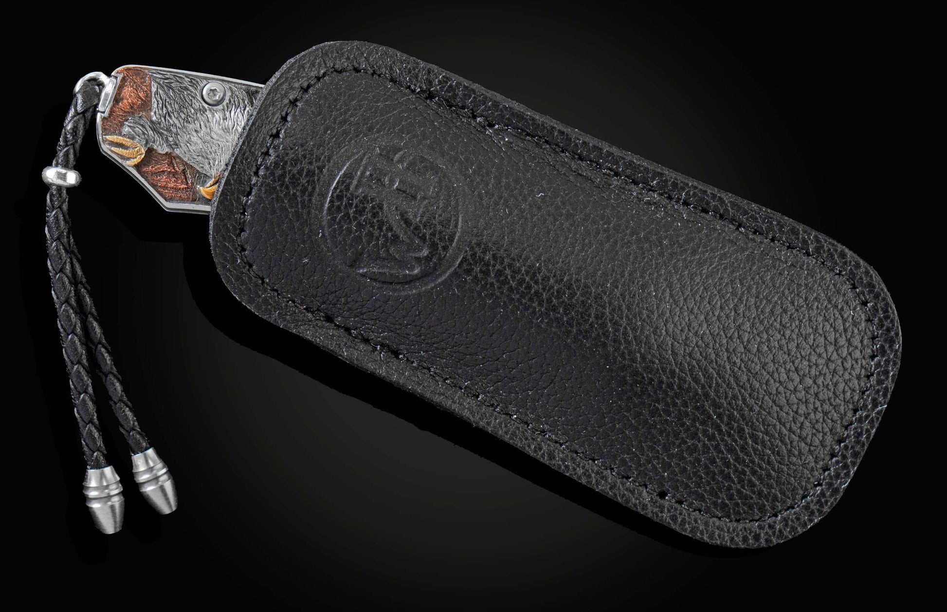 Handcrafted pocket knife from William Henry with hand-engraved and carved handles depicting an eagle with 24K gold