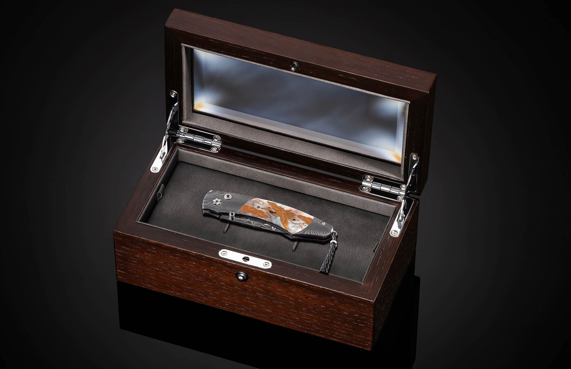  inlaid with a black lip pearl scale embellished with a gold Maki-e crane design