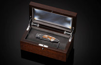  inlaid with a black lip pearl scale embellished with a gold Maki-e crane design