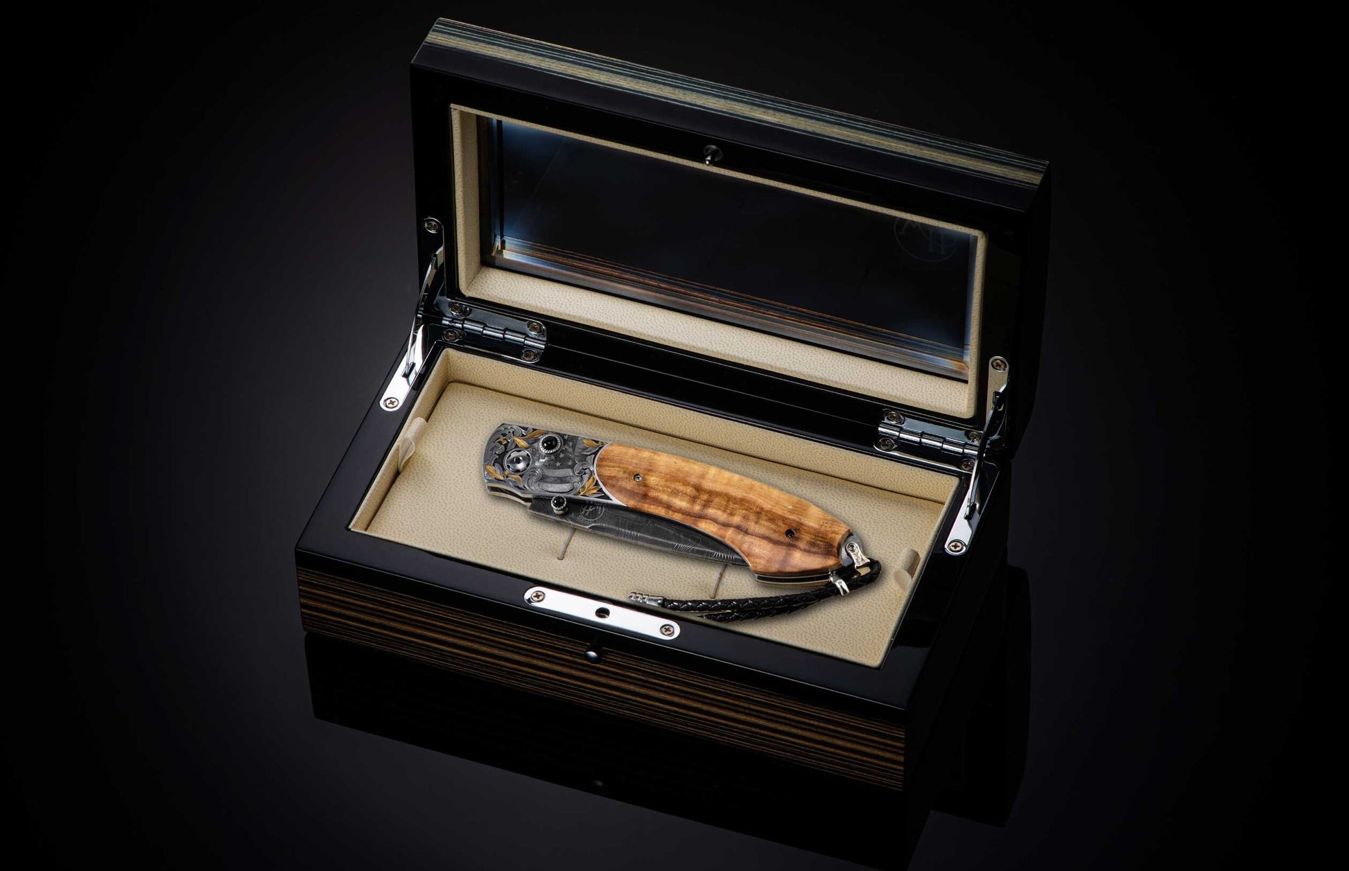 A Horse Chestnut and Black Onyx Pocket Knife in a case