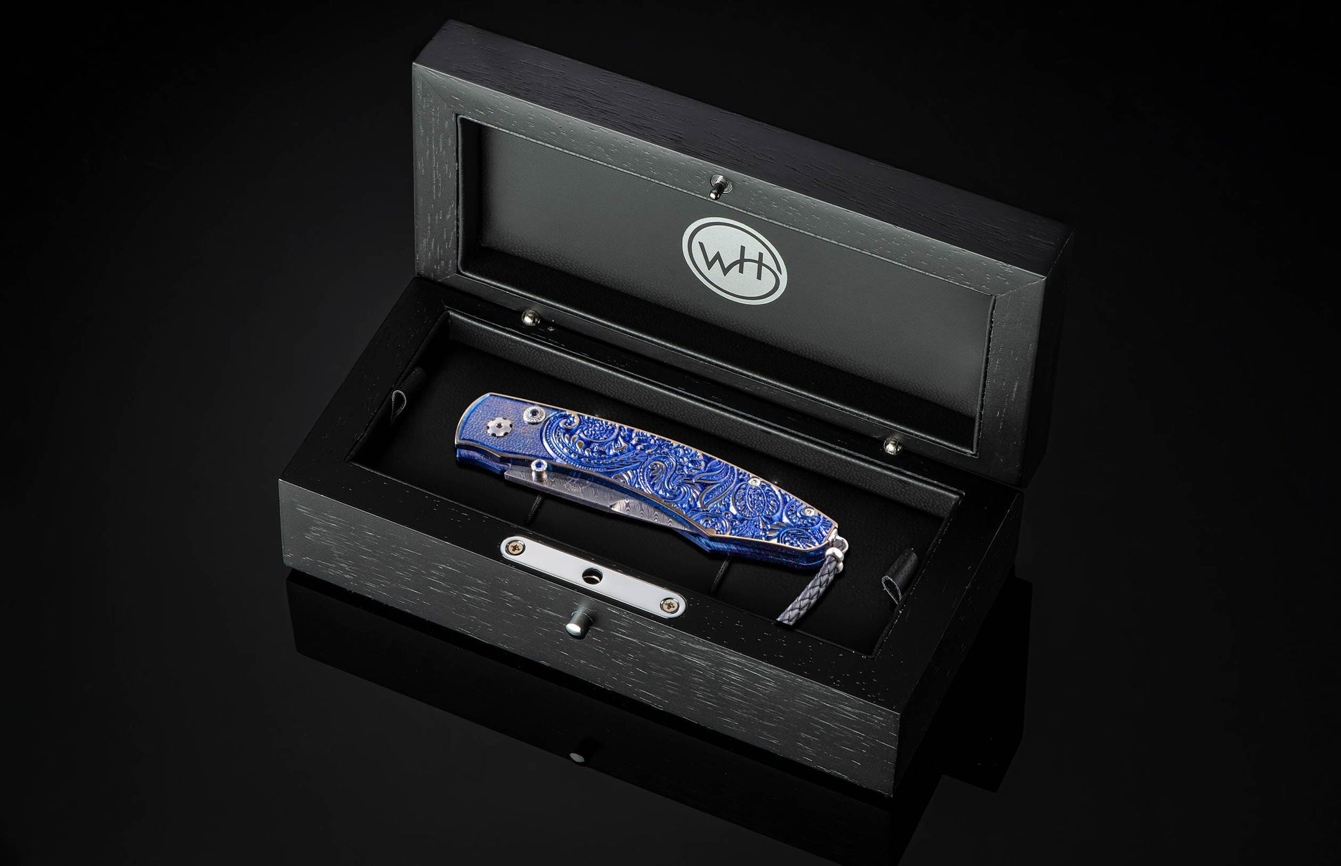  sapphires and a hand-forged damascus steel blade by Maximiliano Pescie.