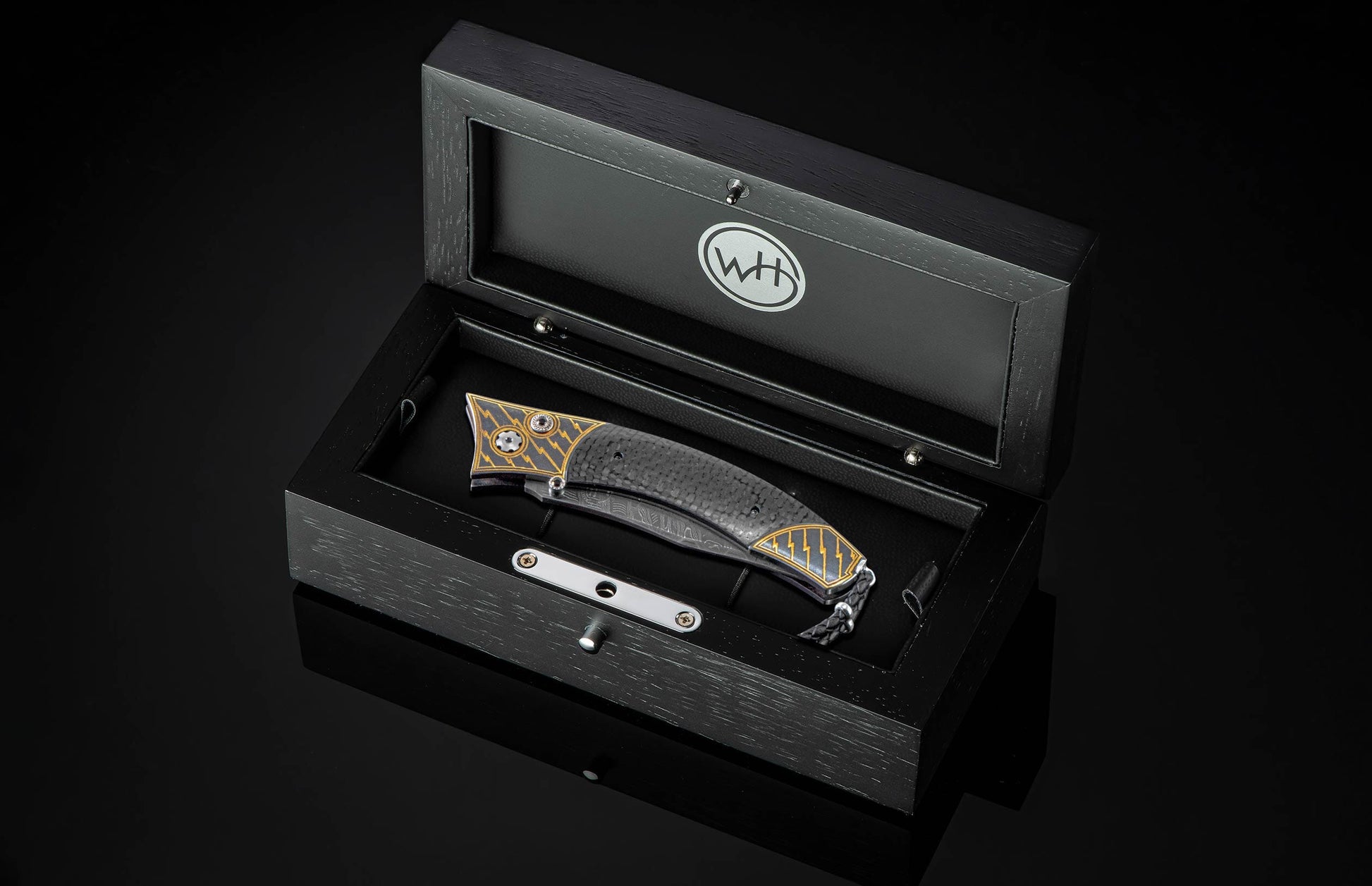 Handcrafted pocket knife from William Henry featuring a frame in 24K gold Koftgari