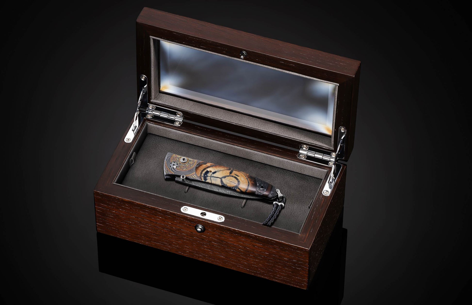 Handcrafted pocket knife from William Henry features a hand-engraved  Damascus steel frame with 24K yellow gold