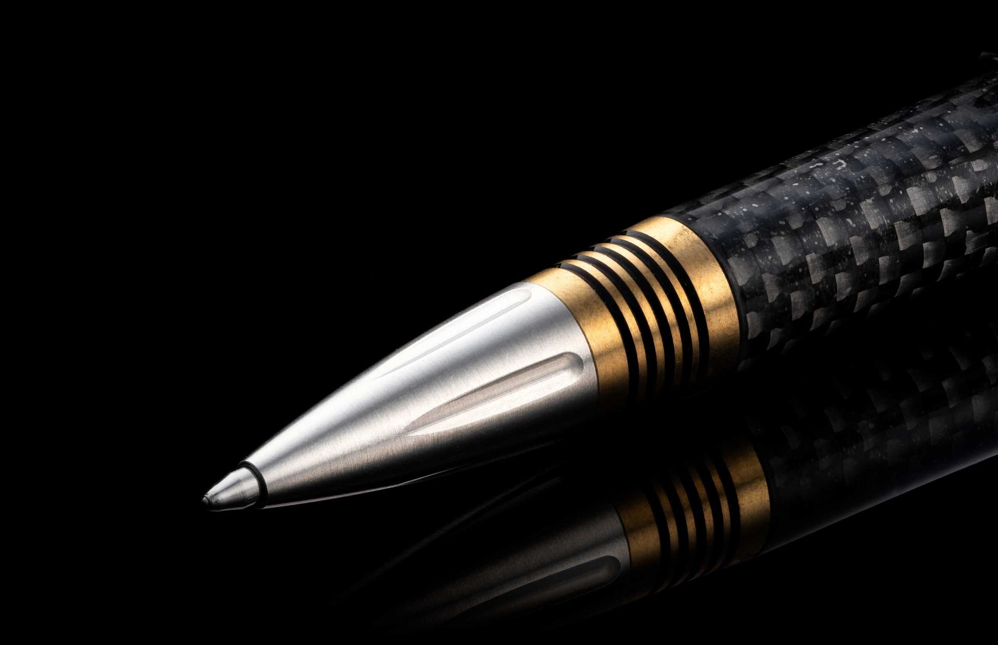 A classic executive pen from William Henry. The distinctive carbon fiber barrel is flanked by brass spacers with deep grooves