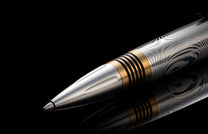 A classic executive pen from William Henry. The distinctive Damascus steel barrel is flanked by brass spacers with deep grooves